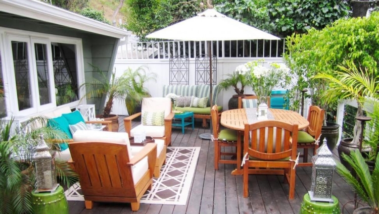 terrasse en bois meubles-chaise-longue-parasol