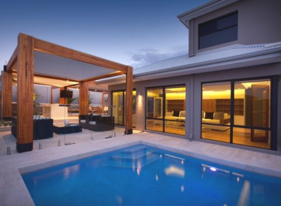terrasse-en-bois-moderne-beau-luminaire-piscine