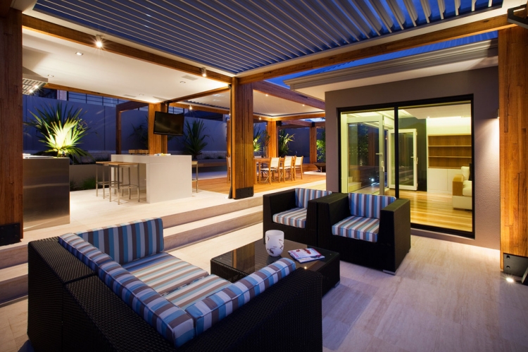 terrasse-en-bois-moderne-canapes-droits-beau-luminaire