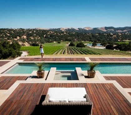 terrasse-en-bois-piscine-rectangulaire-vue-magnifique