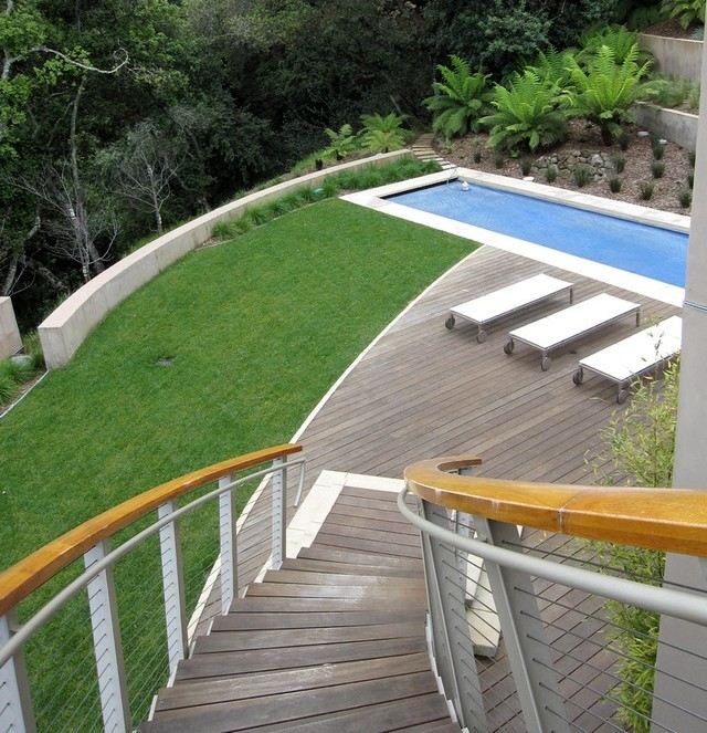 terrasse-en-bois-revetement-sol-piscine-rectangulaire