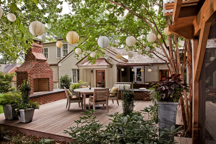 terrasse de jardin et patio cheminée-briques-lanternes-papier