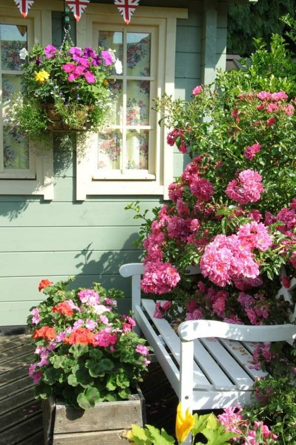 terrasse-jardin-rustique-banc-fleurs