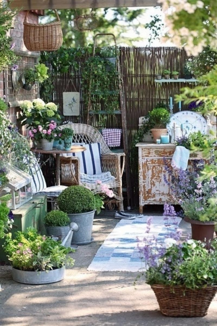 terrasse-jardin-rustique-brise-vue-pots-fleurs-mobilier