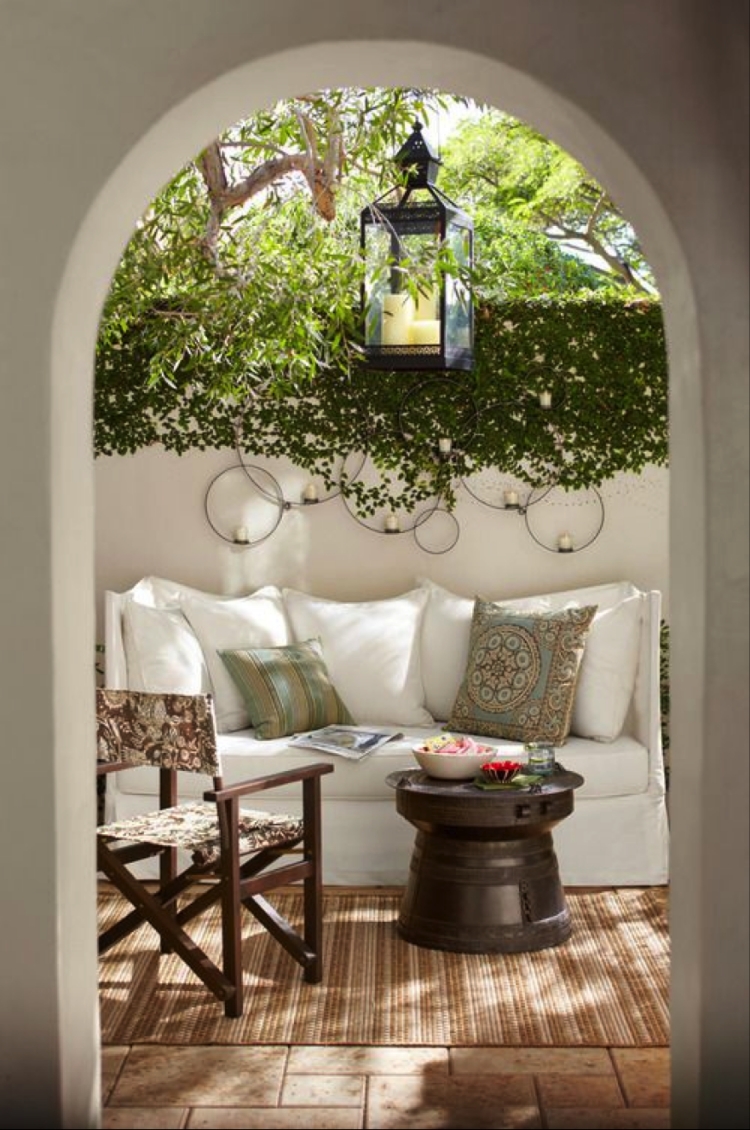 terrasse-jardin-rustique-canapé-coussins-table-lanterne