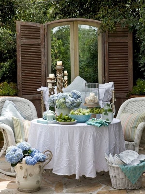 terrasse-jardin-rustique-mobilier-bois-nappe-fleurs terrasse et jardin