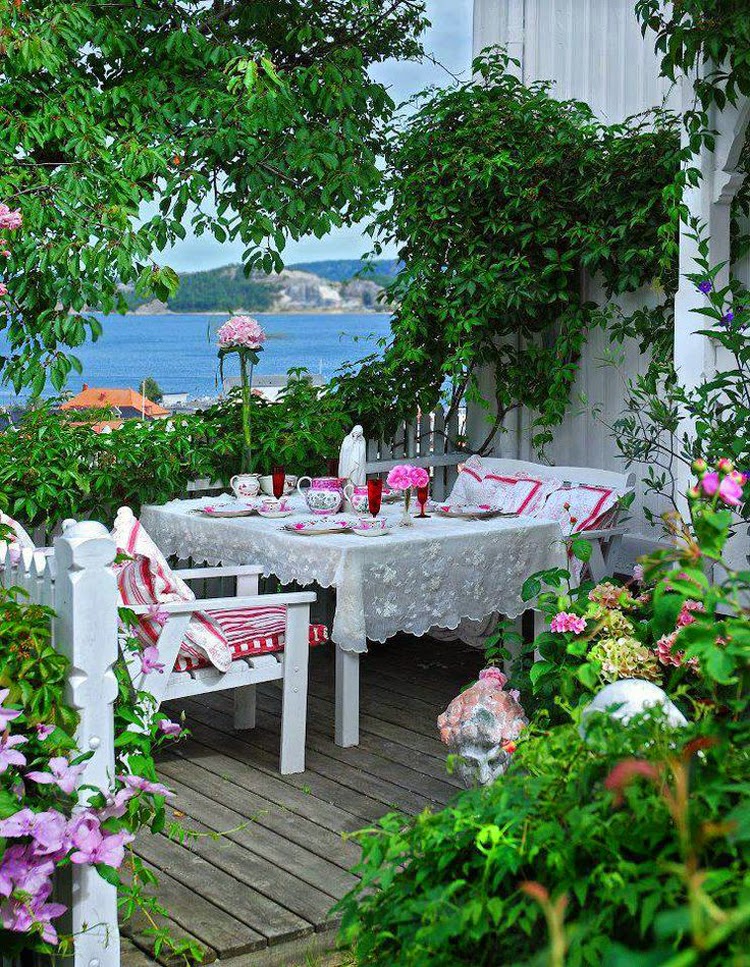 terrasse-jardin-rustique-plantes-grimpantes-mobilier-bois terrasse et jardin