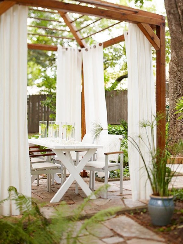 terrasse-jardin-rustique-rideaux-mobilier-bois-blanc terrasse et jardin