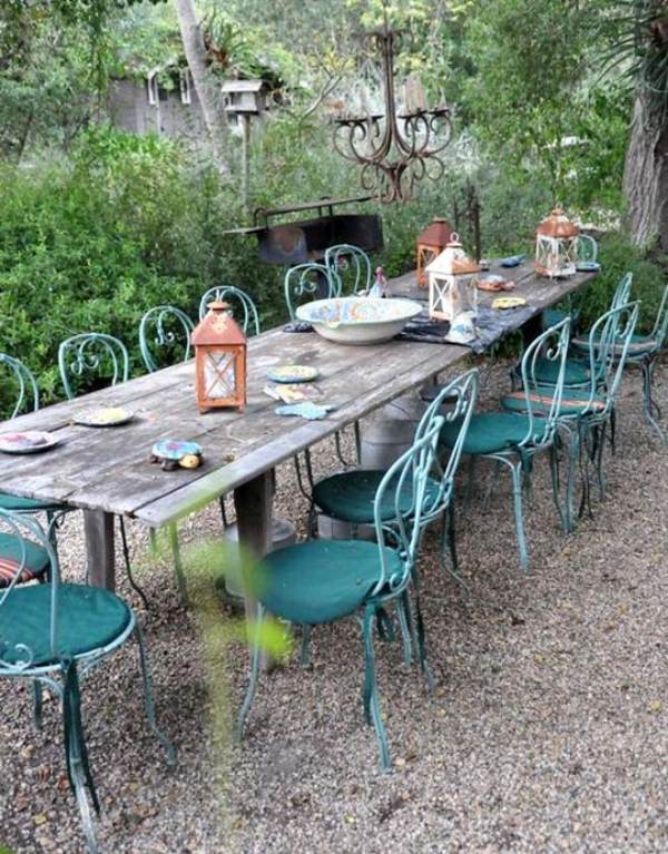 terrasse-jardin-rustique-table-bois-vintage-chaises terrasse et jardin