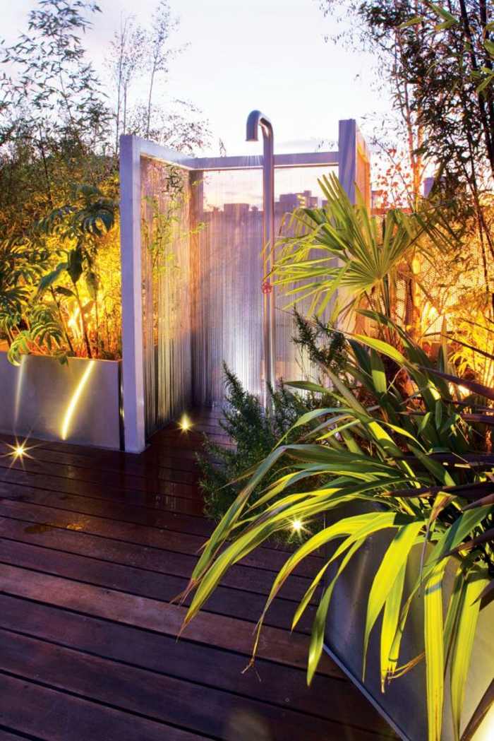 terrasse et jardin toit plat-sol-bois-douche-extérieure-moderne