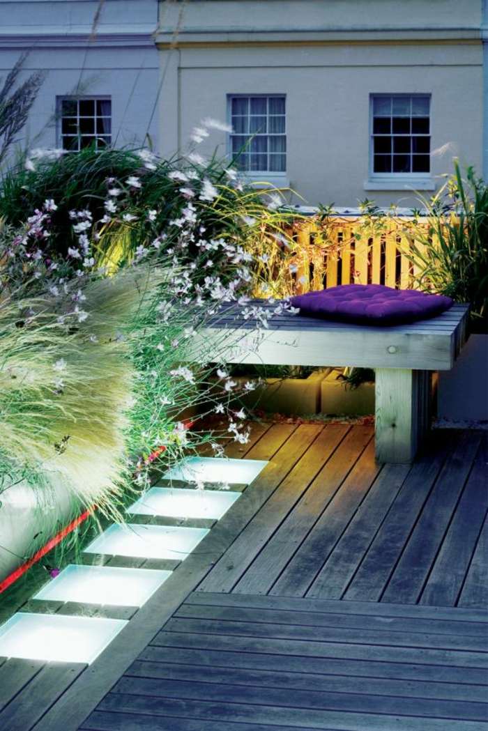 terrasse et jardin toit plat sol-bois-éclairage-intégré-graminées
