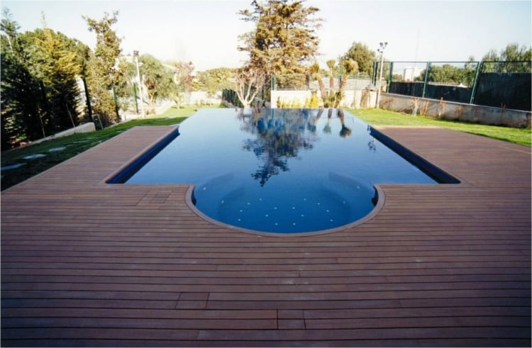 terrasse en lames composites piscine-semi-encastrée