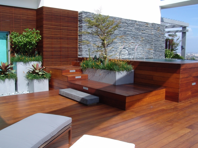 terrasse sur toit plat bois-pierre-plantes-vertes-pots
