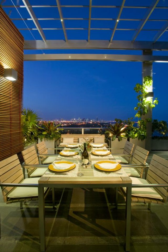 terrasse sur toit plat coin-repas-plein-air-pergola-métal