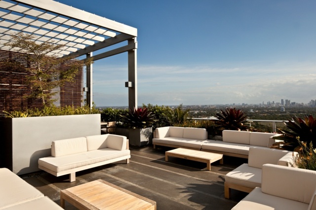 terrasse sur toit plat coin-salon-jardin-pergola-piscine