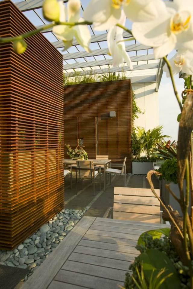terrasse sur toit plat orchidée-blanche-coin-repas