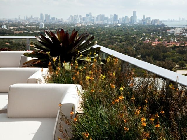 terrasse sur toit plat salon-mobilier-blanc-plantes-vue-Miami