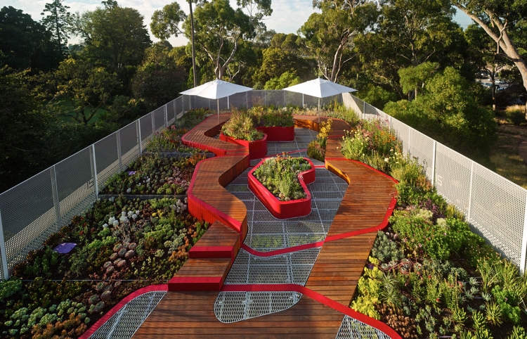 toit-terrasse-Hassel-bancs-bois-accents-rouges-plantes 