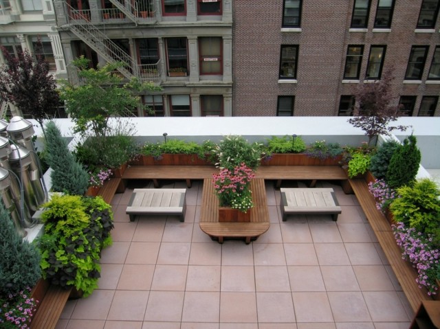 toit-terrasse-bancs-bois-plantes-vertes-jardinières