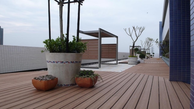 toit-terrasse-bois-composite-pots-fleurs-extérieurs
