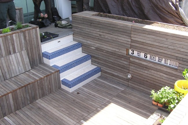 toit-terrasse-escalier-marches-revetement-carreaux-faience