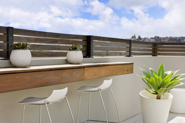 toit-terrasse-moderne-chaises-bar-plante-verte