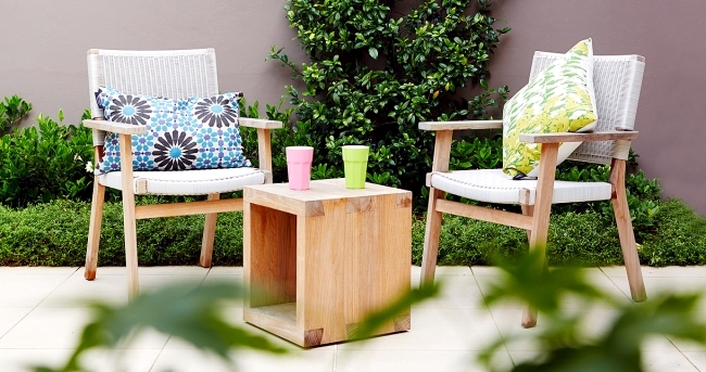 toit-terrasse-moderne-chaises-table-bois-plantes