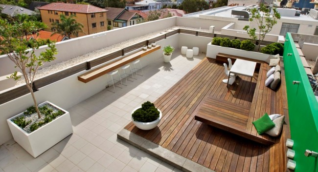 toit-terrasse-moderne-jardinires-bar-chaises-mur-vert toit-terrasse moderne