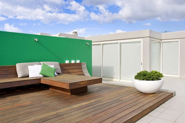 toit-terrasse-moderne-mur-vert-pomme-banc-bois toit-terrasse moderne