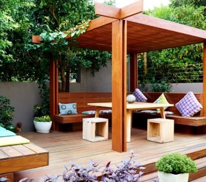 toit-terrasse-moderne-pergola-bancs-bois-coussins