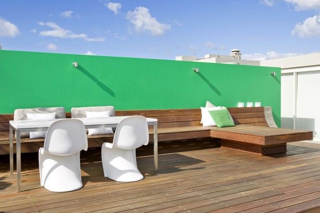 toit-terrasse-moderne-revetement-bois-mur-vert-chaises toit-terrasse moderne