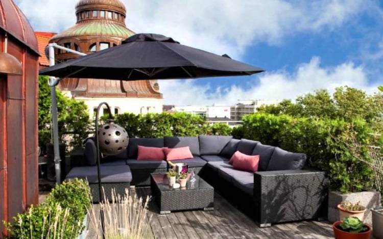 toit-terrasse-parasol-noir-coin-détente parasol de balcon