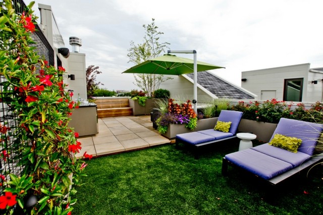 toit-terrasse-pelouse-synthétique-chaises-longues