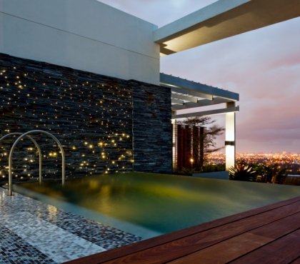 toit-terrasse-piscine-panoramique-débordement-éclairage-LED