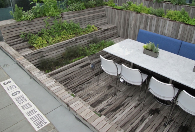 toit-terrasse-revetement-bois-piscine-table-rectangulaire-chaises