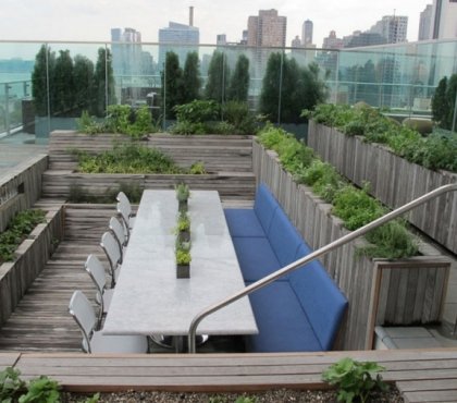toit-terrasse-revetement-bois-table-rectangulaire-jardin