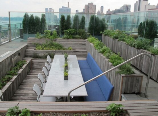 toit-terrasse-revetement-bois-table-rectangulaire-jardin