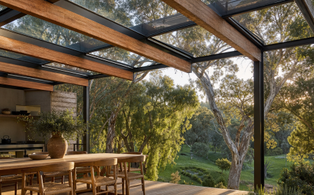 Terrasse en bois sous toiture transparente avec poutres aluminium et verre