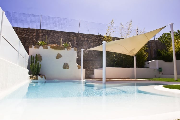 voile-d'ombrage-couleur-beige-terrasse-piscine-cactus