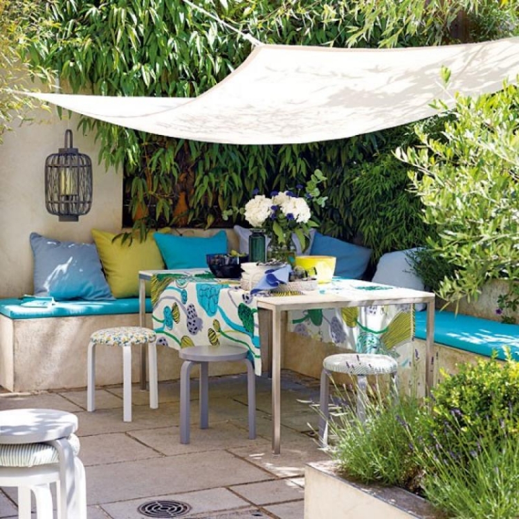 voile-ombrage-blanc-coin-repas-jardin