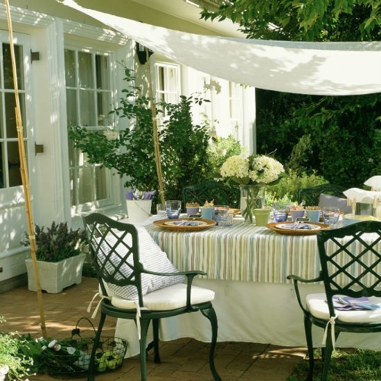 voile-ombrage-blanc-jardin-coin-repas