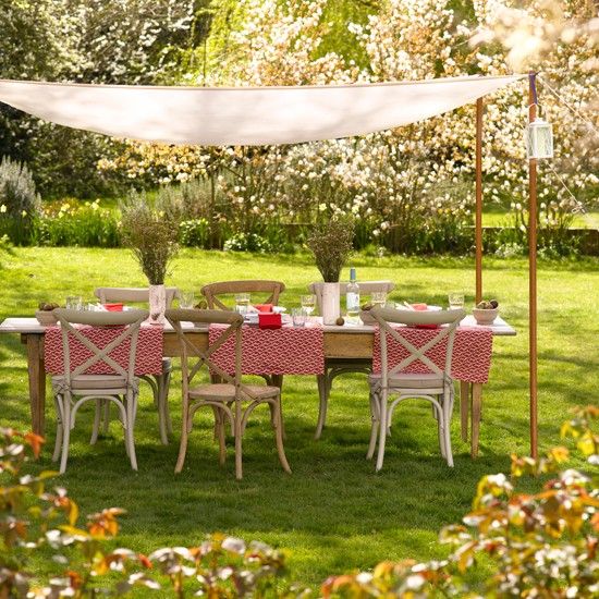 voile-ombrage-blanc-jardin-table-chaises