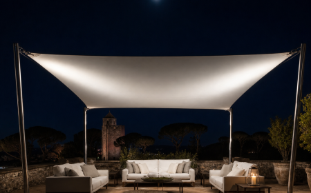 Voile d'ombrage autoportant rectangulaire blanc sur terrasse de nuit avec canapés modernes