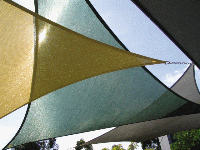 voile-ombrage-triangulaires-beige-gris-vert voile d’ombrage triangulaire