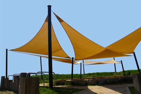 voile-ombrage-triangulaires-terrasse-beige  voile d’ombrage triangulaire