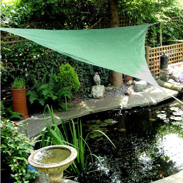 voile-ombrage-vert-triangulaire-plantes voile d'ombrage