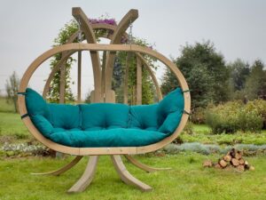 balancelle-de-jardin-bois-coussins-forme-ovale