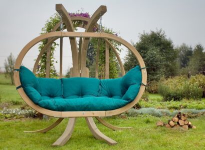 balancelle-de-jardin-bois-coussins-forme-ovale
