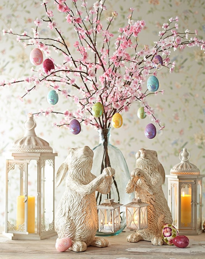Joyeuses Pâques figurines-lapins-lanternes-oeufs-suspendus