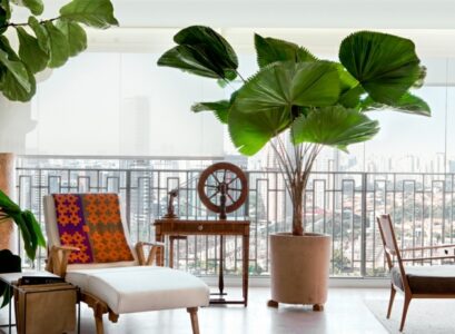 amenagement-balcon-chaise-longue-plantes-vertes-machine-coudre